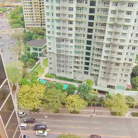 Elite Homestays Family-Friendly Condo Near Malls With Pool & Gym
